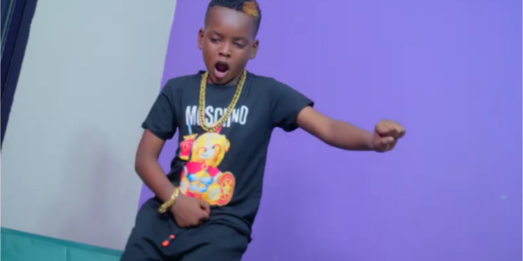 “Qui a fait des Bêtises” : King Abdoulaye enchaîne avec un nouveau clip vidéo !