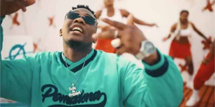 Fête de fin d’année : Iba One met en garde les filles dans son nouveau clip vidéo !