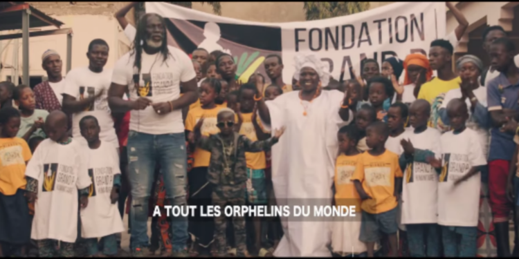 Grand P complice avec T. J. Fakoly sur un projet, rendant hommage aux personnes vulnérables (Clip vidéo)