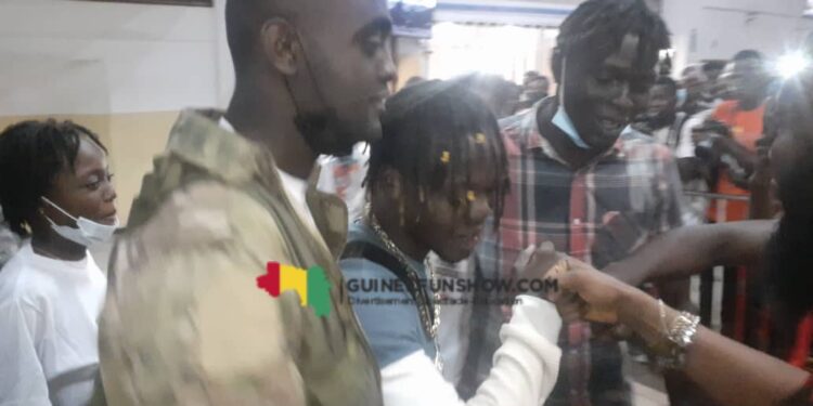 À sa descente d’avion, King Alasko accueillit en grande pompe… (Images)