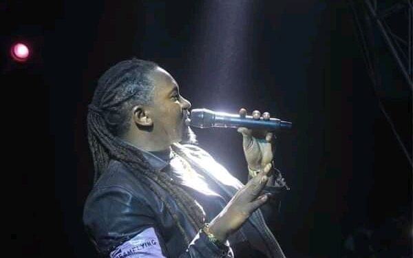 Insolite : Azaya fait chanter un muet lors d’un concert (Vidéo)