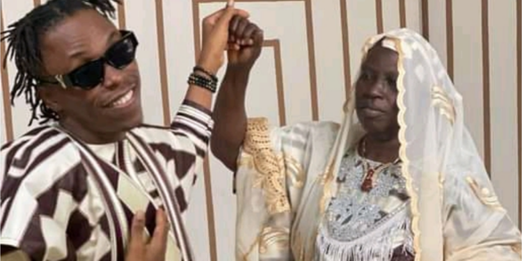 “Maman” : Ans-T Crazy délivre le clip de la chanson dédiée à sa tendre mère !