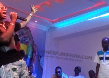 “Sensegnira & Sininka” : En attendant sa dédicace, Gwada Maga offre une prestation de dingue !