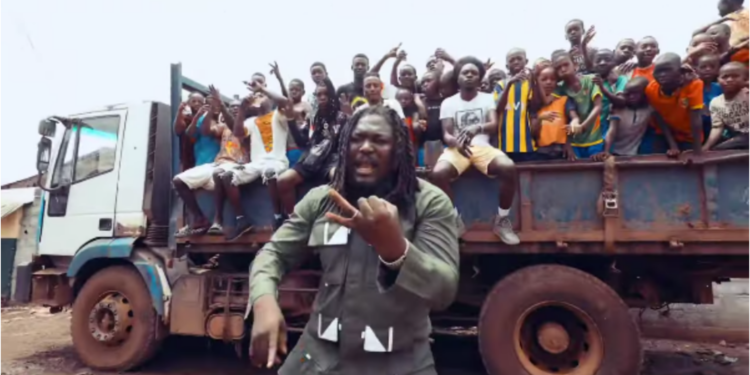 “Bankhi Saré Gbo” : Singleton engage une lutte contre la cherté du logement (Clip vidéo)