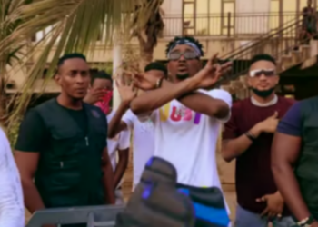“Tchoula” : Dimoh Hady et ses compinys s’ambiancent à fond devant une discothèque à Conakry (Clip vidéo)