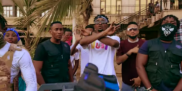 “Tchoula” : Dimoh Hady et ses compinys s’ambiancent à fond devant une discothèque à Conakry (Clip vidéo)