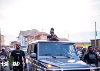 Au FESTIRAS pour un “concert live” ce soir : Youssoupha accueillit en grande pompe à Bukavu !