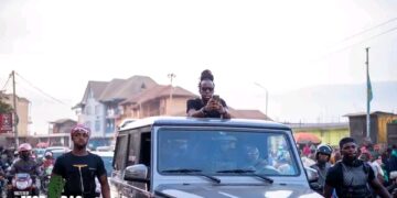 Au FESTIRAS pour un “concert live” ce soir : Youssoupha accueillit en grande pompe à Bukavu !