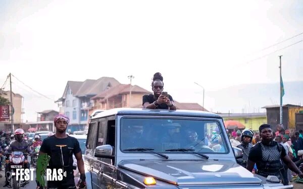 Au FESTIRAS pour un “concert live” ce soir : Youssoupha accueillit en grande pompe à Bukavu !