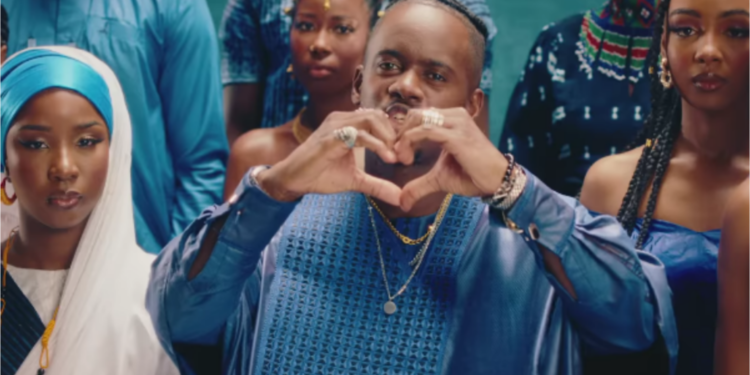 Black M fait appel à Amaya, fille d’un célèbre chanteur guinéen et sa choriste Maysha sur “On va yèkè”, son nouveau clip !