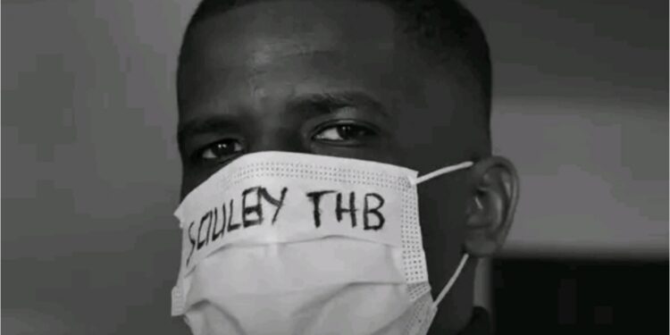 Indépendant, Soulby THB frappe fort dans “La main dans le sac”, son nouveau clip !