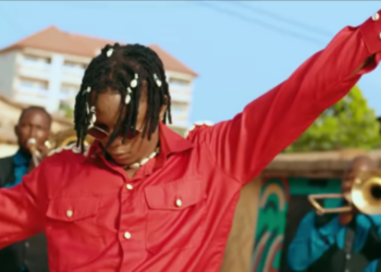 Clip de “Magasin Chinois” : Junior Barry débarque en fanfare dans sa nouvelle livraison musicale !