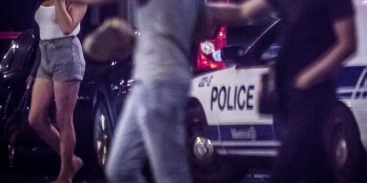 [Vidéo] – Insolite : un jeune se joue d’une travailleuse du sexe et la met sur le lit conjugal d’un haut gradé… !