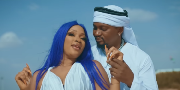 Clip de “Love Éternel” : DjélyKaba Bintou s’offre une ballade amoureuse à Dubaï avec Azaya !
