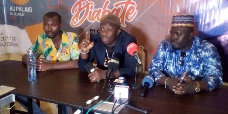 [Direct] – Conférence de presse : Issa Diabaté prêt pour la dédicace de son nouvel album “Arrivé payer”