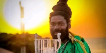 “Meilleur artiste reggae Africain de l’année” : Takana Zion présente son trophée et le dédie à… !