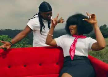 [Clip] : Azaya & DjélyKaba Bintou surprennent leurs fans avec “Nous Deux”, cadeau pour Saint-Valentin !