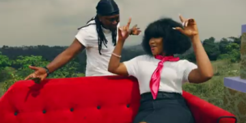 [Clip] : Azaya & DjélyKaba Bintou surprennent leurs fans avec “Nous Deux”, cadeau pour Saint-Valentin !