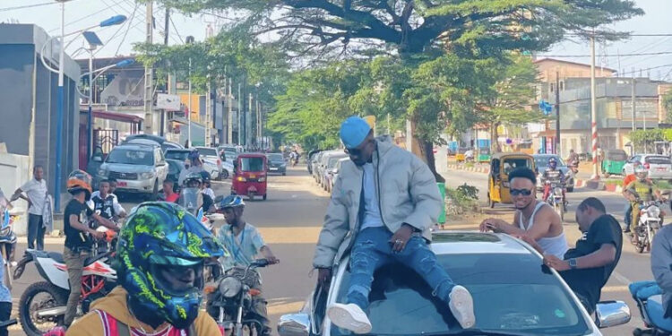 DIMOH HADY METS EN GARDE LES CONCURRENTS ET DÉTRACTEURS DANS « TOTO FARAH » clip vidéo