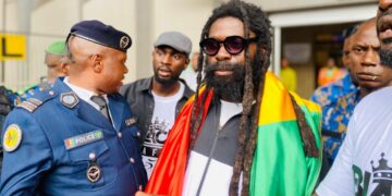 Takana Zion : Le Reggaeman Guinéen Accueilli Triomphalement à Conakry après sa Participation aux Nuits d’Afrique